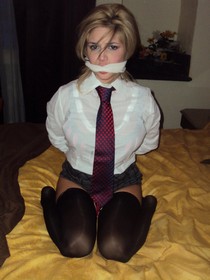 Submissive MILF Syren got